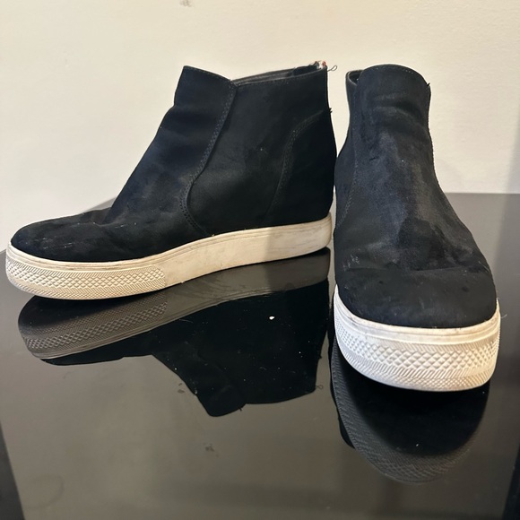 Steve Madden black suede sneakers with white and red tuxedo strip on back - Picture 5 of 5